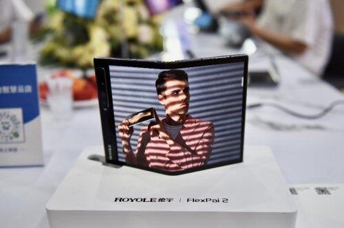 柔宇FlexPai2折叠屏手机亮相中国移动首家5G智慧生活体验中心